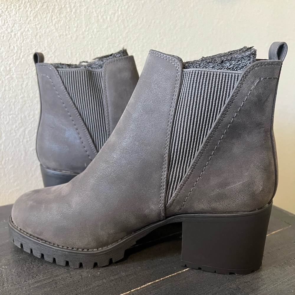 Mia Shoes Jody ribbed lug sole Chelsea Boot Women's size 9.5